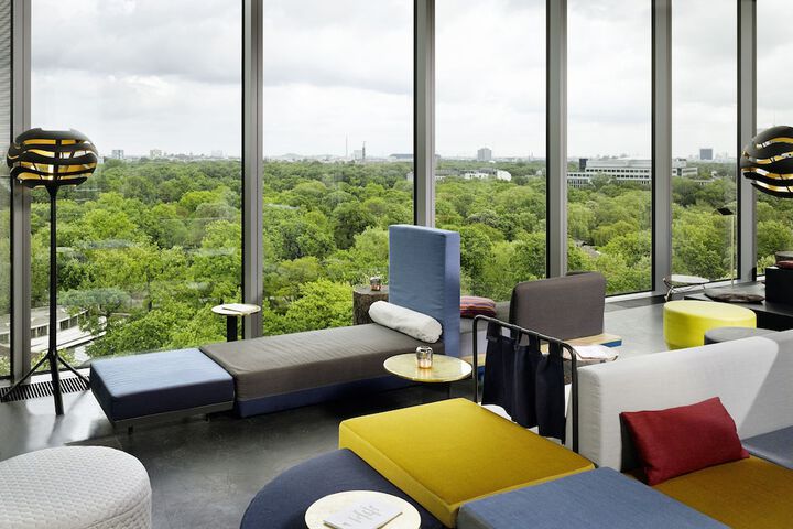 Lounge 43 of 62