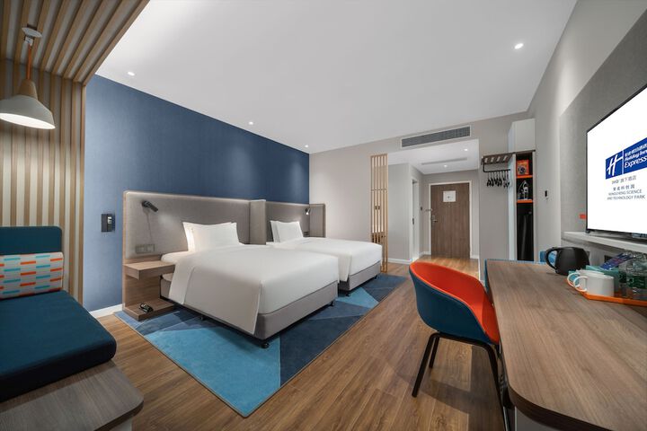 Room 2 of 35