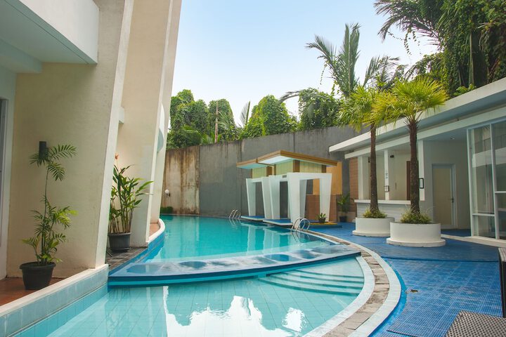 Hotel Pool