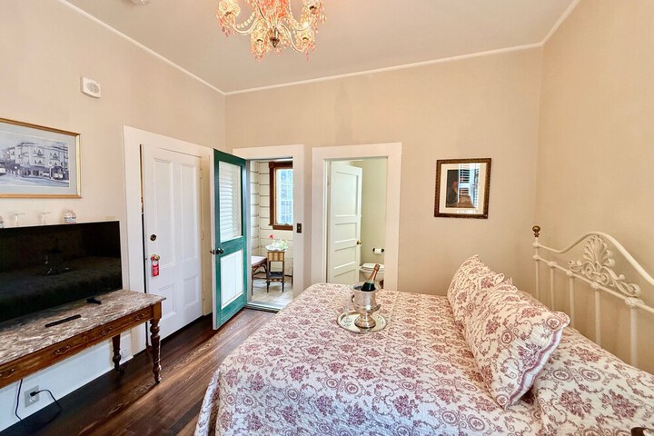 Room 6 of 18