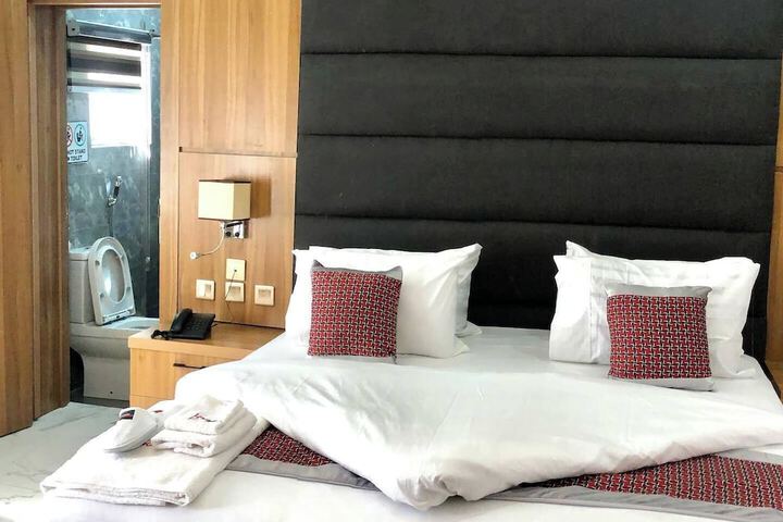 Room 11 of 33