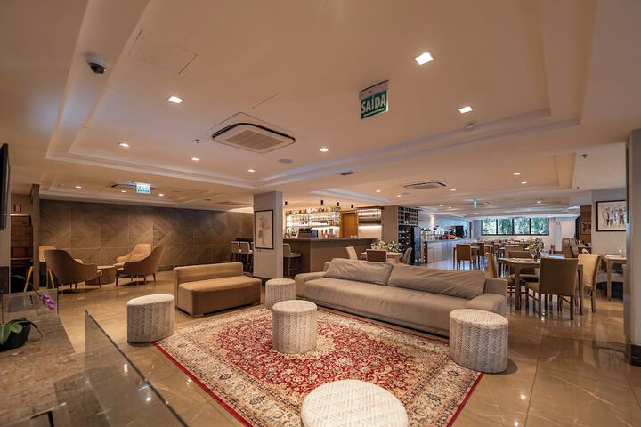 Lounge 51 of 58