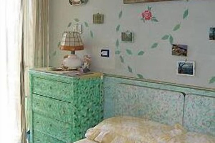 Room 13 of 32