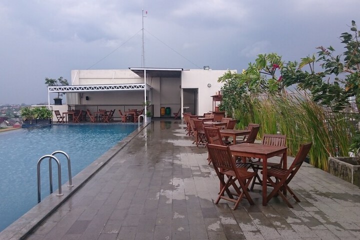 Pool Hotel