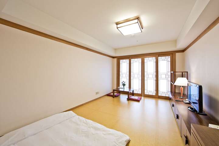 Room 28 of 79