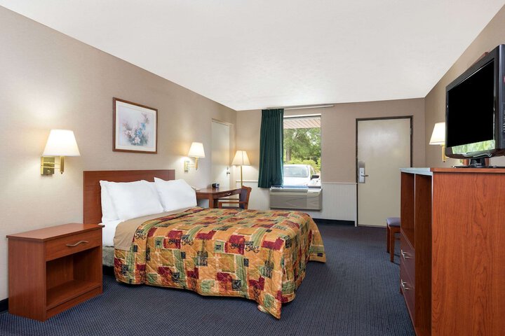 1 King Bed (8 of 9)