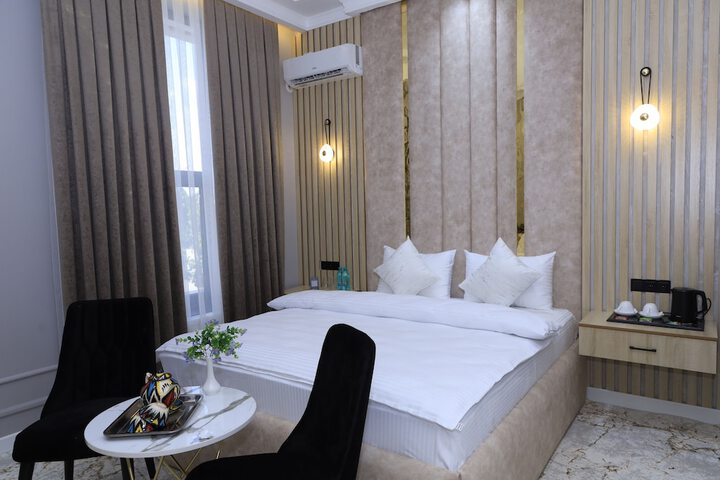 Room 8 of 33
