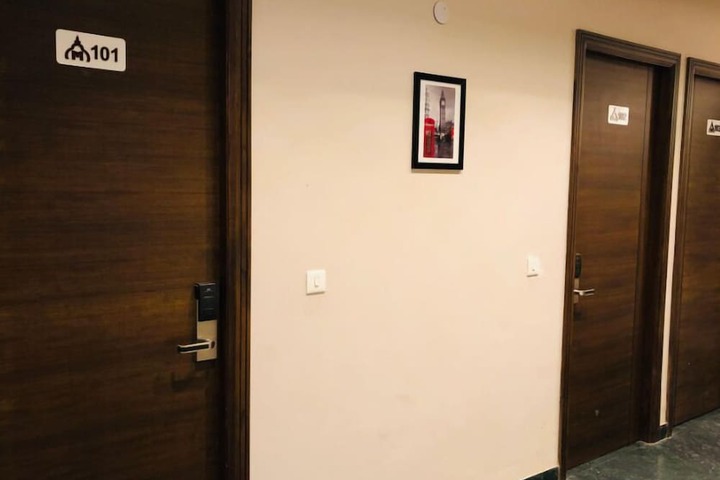 Ballroom/Hall 28 of 33