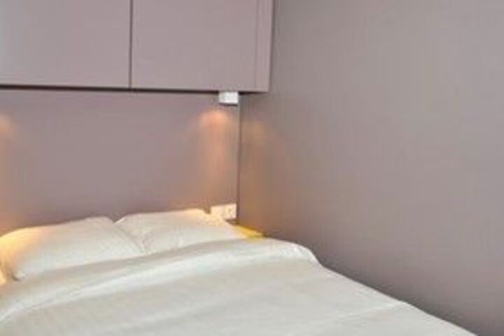 Room 6 of 12