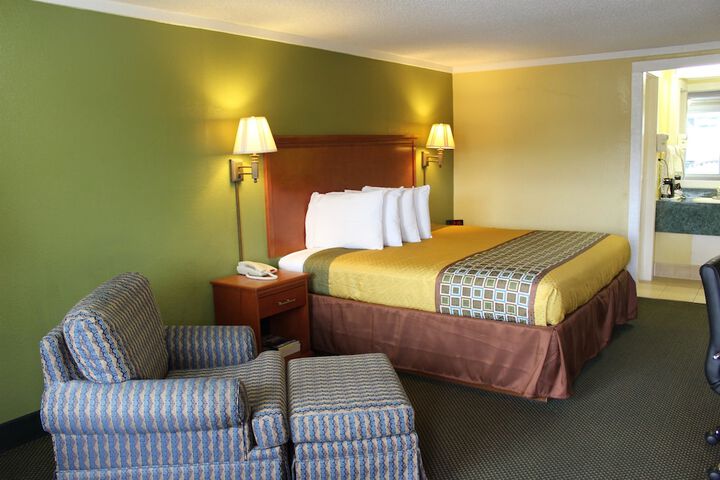 1 King Bed (10 of 28)