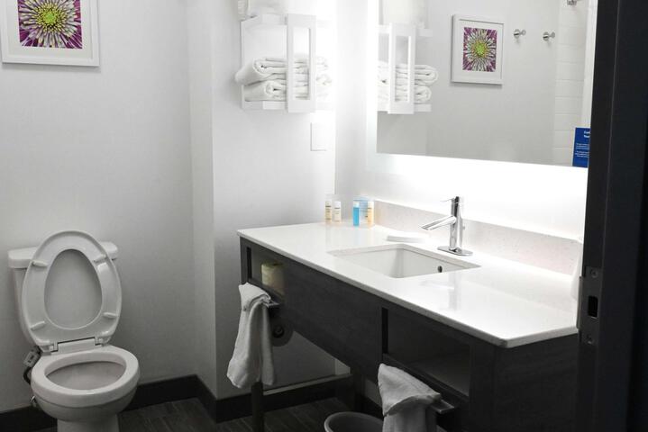 2 Queen Mobility Accessible with Tub (4 of 8)