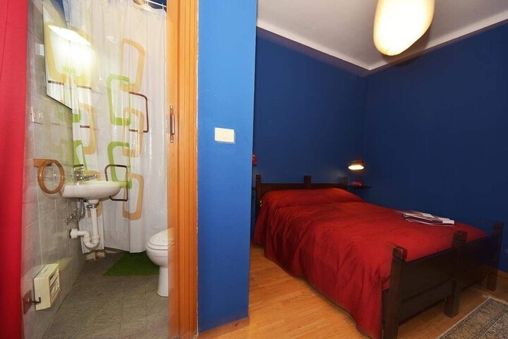 Room 9 of 31