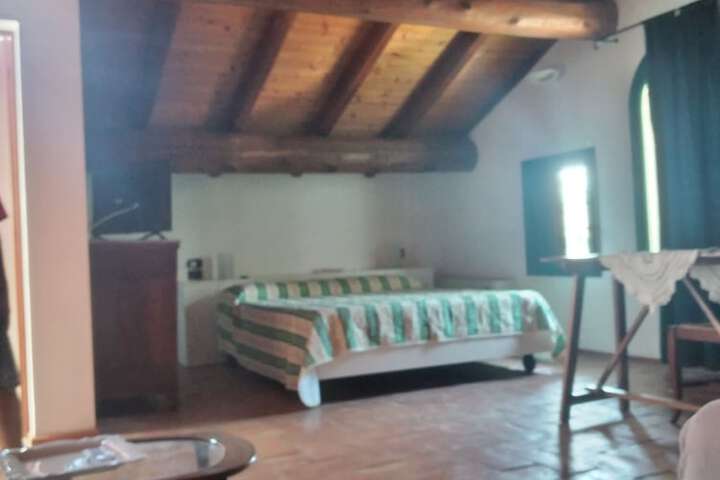 Room 4 of 10