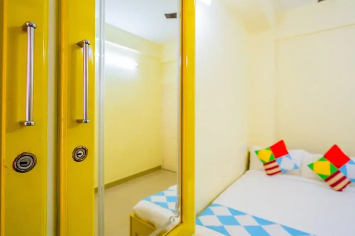 Room 8 of 18