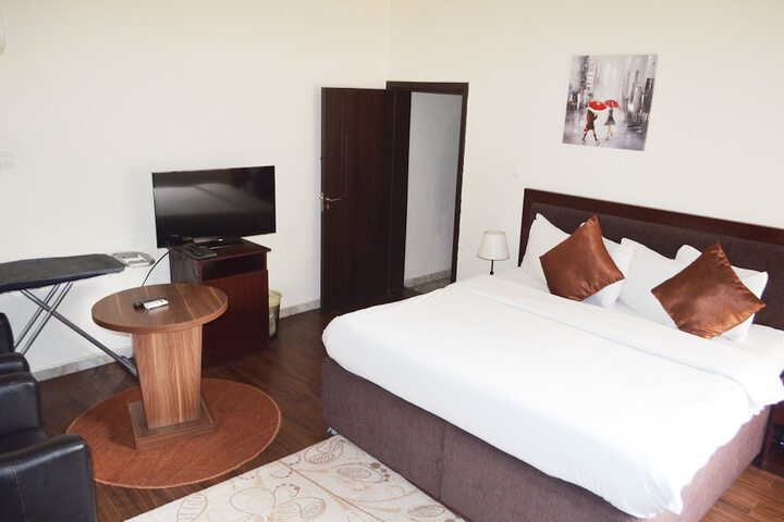 Room 4 of 32