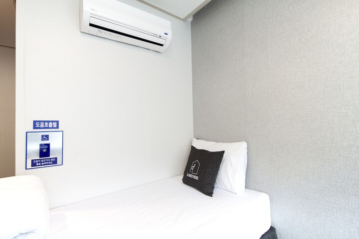 Room 7 of 34