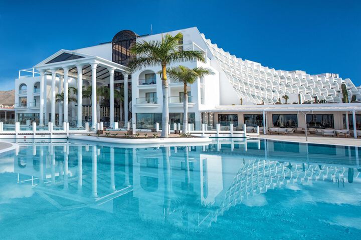 Hotel Pool