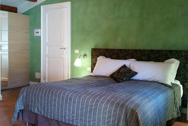 Room 8 of 66