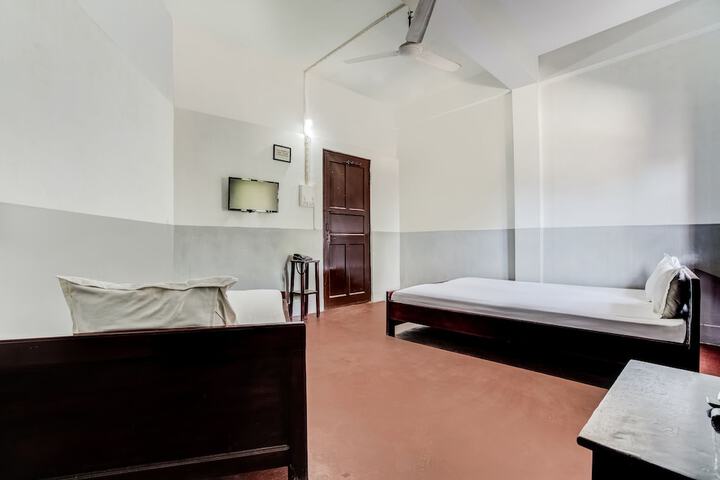 Room 10 of 13