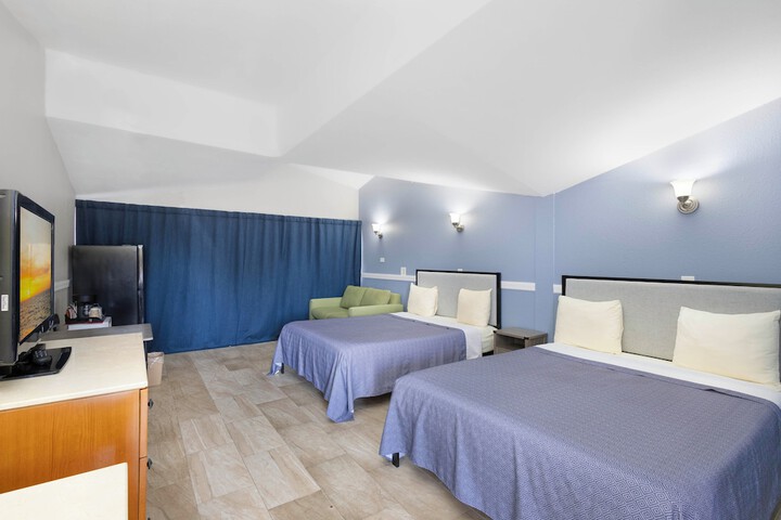 Classic Room with 2 Queen Beds (9 of 15)