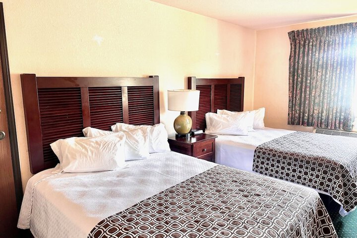 1 Queen Bed (6 of 11)