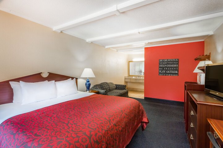 1 King Bed (2 of 4)