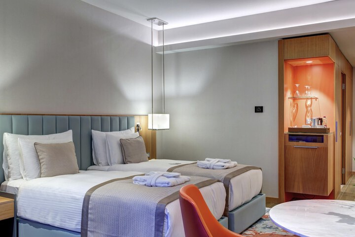 Room 52 of 165