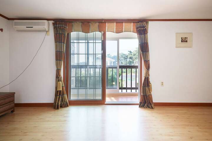 Room 3 of 82