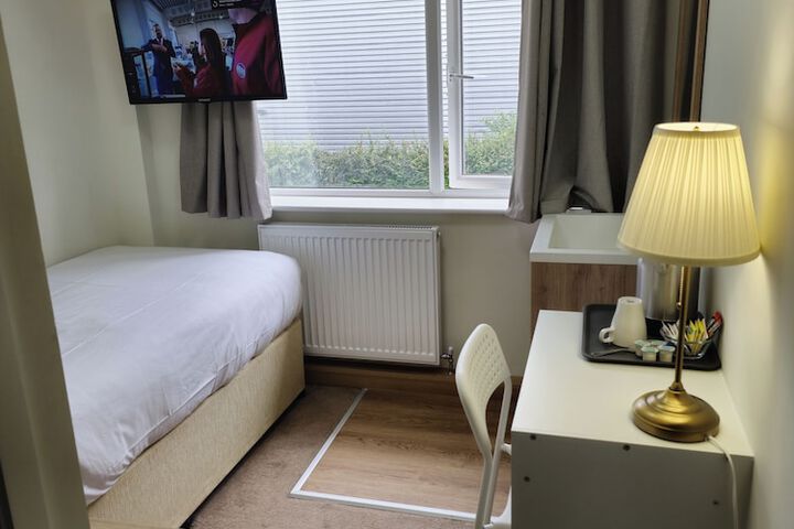 Room 17 of 38