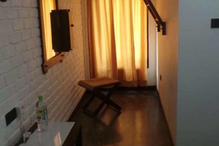 Room 6 of 18