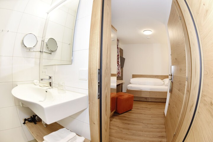 Room 4 of 31
