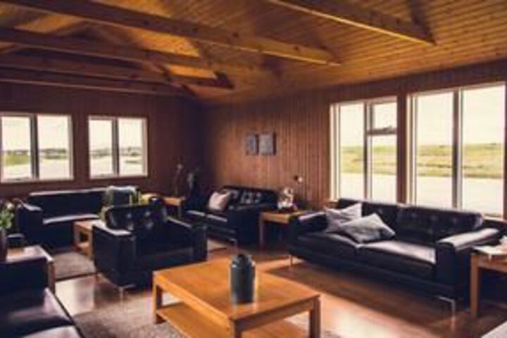 Lounge 10 of 14