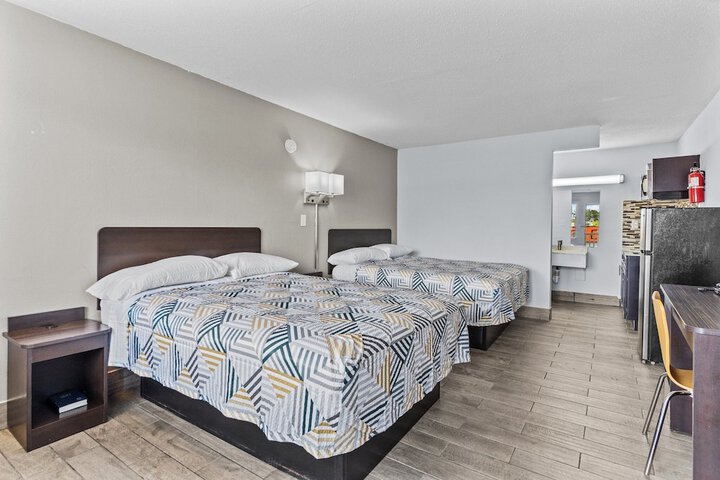 1 Queen Bed Kitchen (8 of 30)