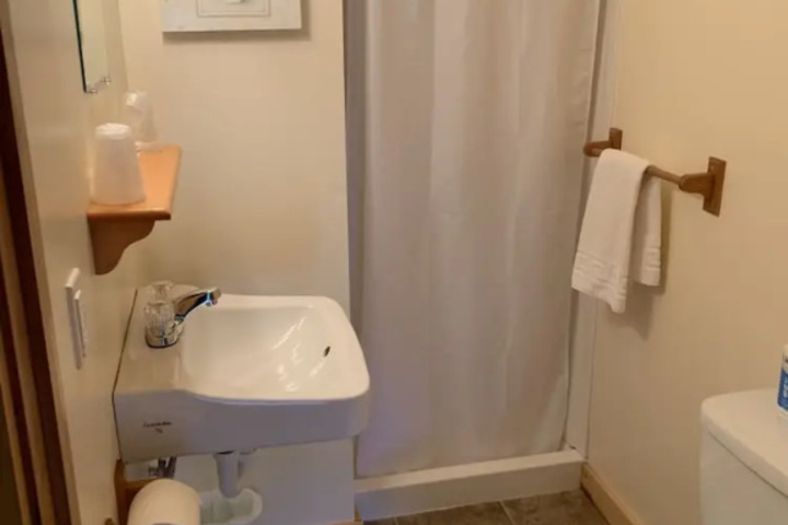 Room 9 of 18
