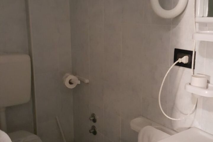 Room 12 of 34