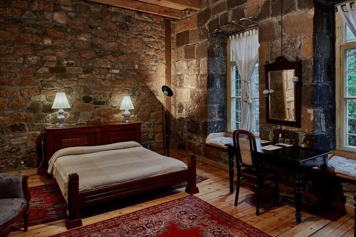 Room 9 of 18