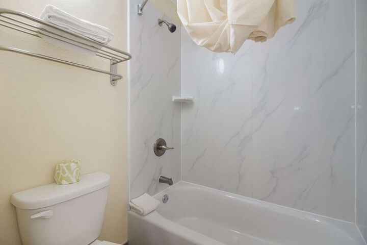 1 King Bed Efficiency (2 of 11)