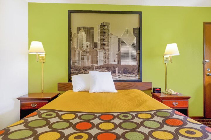 1 Queen Bed (1 of 33)