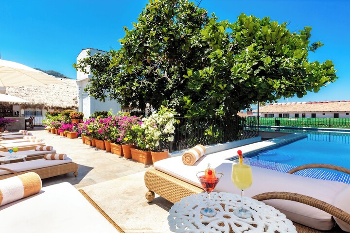 Hotel with Pool