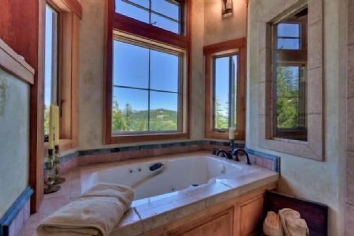Hot Tub 12 of 16