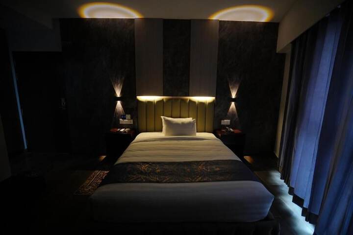 Room 13 of 77
