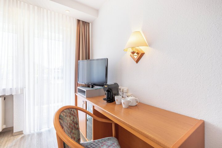 Room 3 of 77