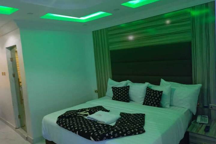 Room 12 of 18