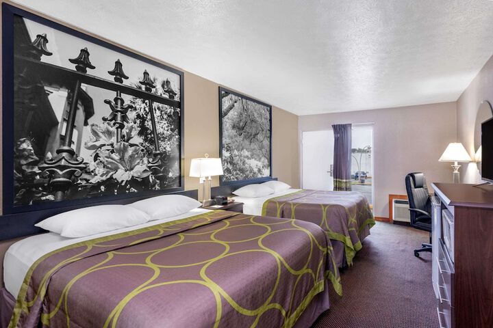 2 Queen Beds (7 of 9)