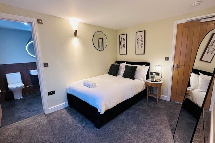 Room 10 of 32