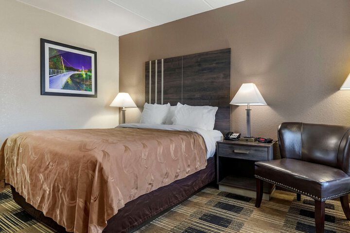 1 Queen Bed (18 of 23)