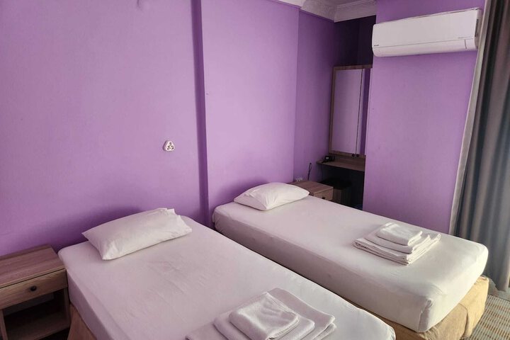 Room 9 of 28