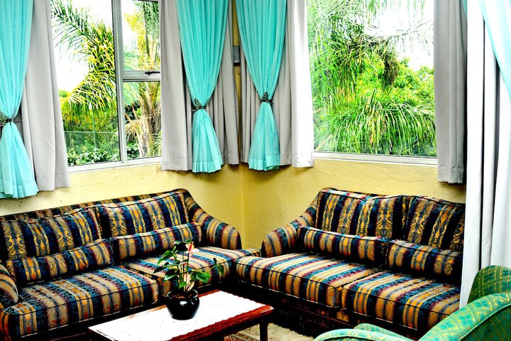 Lounge 98 of 112