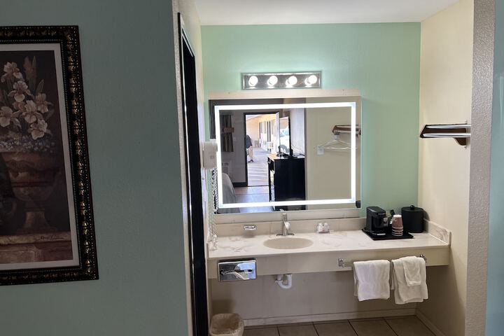 Room 4 of 6