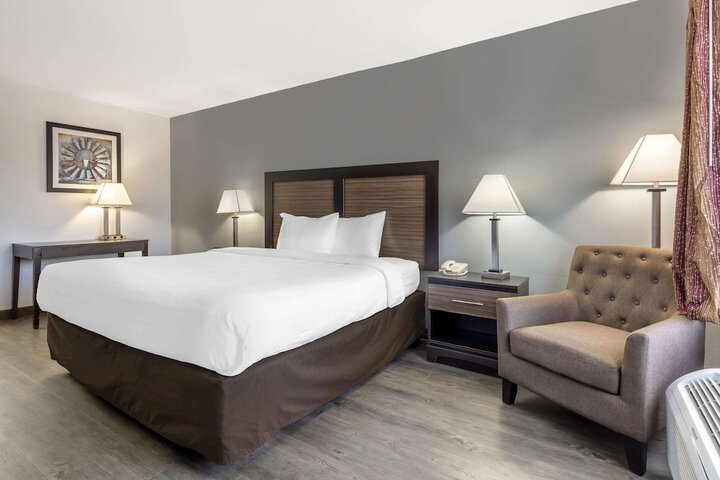 1 King Bed Efficiency (9 of 12)